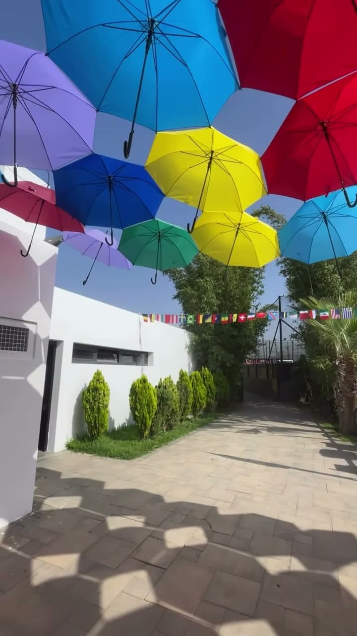 Allée du centre AREA à Casablanca, parasols colorés et fanions