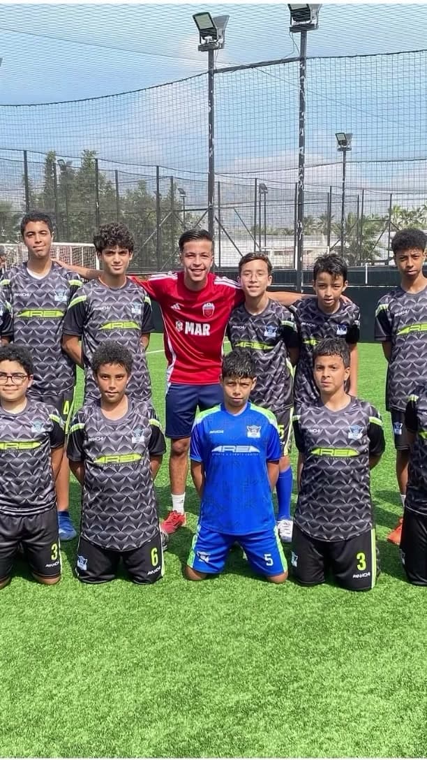 Groupe de jeunes joueurs AREA Academy sur un terrain du centre à Casablanca