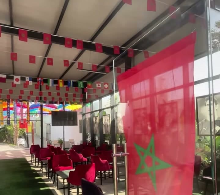 Terrasse et salon AREA prêts à recevoir un événement, drapeaux et fauteuils