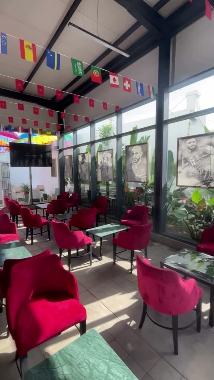 Salon du centre AREA, fauteuils et portraits